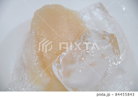 塩と氷を入れた器で冷凍の大きなホタテ貝柱(刺身用)を解凍している様子 塩と氷を入れた器で冷凍の大きなホタテ貝柱(刺身用)を解凍している様子 84455843