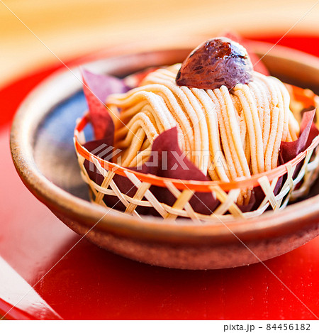 モンブラン　和風　和栗　【 季節 の スイーツ の イメージ 】 84456182