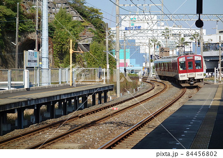 伊勢志摩　中之郷駅　到着する列車　裏に鳥羽水族館 84456802