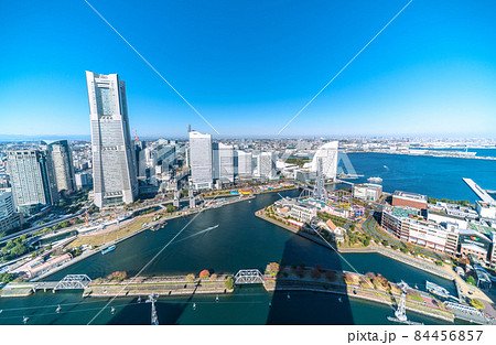 日本の横浜都市景観 みなとみらいや横浜の街並み。奥に都心や東京スカイツリーが見える 日本の横浜都市景観 みなとみらいや横浜の街並み。奥に都心や東京スカイツリーが見える 84456857