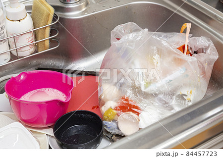 汚れ物がたまったキッチンのシンク 84457723
