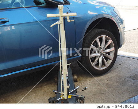 タイヤ交換の車　ジャッキアップ 84458012