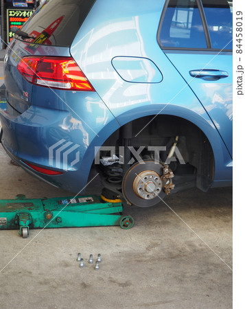 タイヤ交換の車　ジャッキアップ 84458019