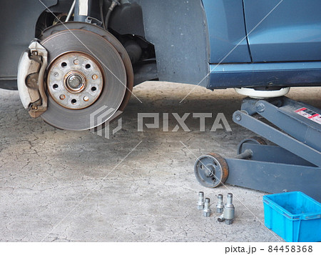 タイヤの交換作業　自動車 84458368