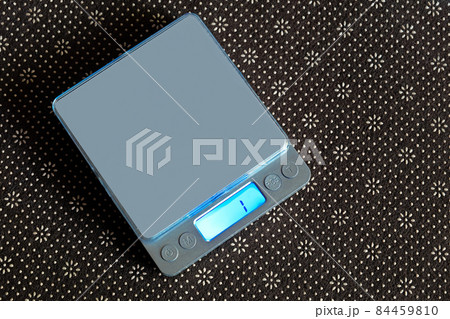 Small digital weighing scale for bakery measure. 84459810