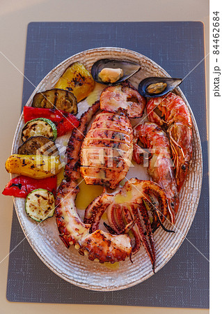 Dish with a variety of seafood 84462684