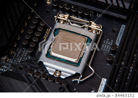マザーボードに取り付けられたCPU マザーボードに取り付けられたCPU 84463152