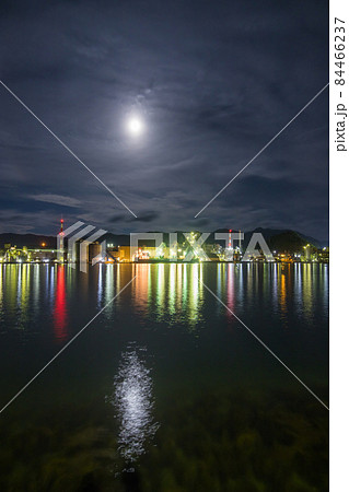 大分県津久見市の工場夜景と月 84466237