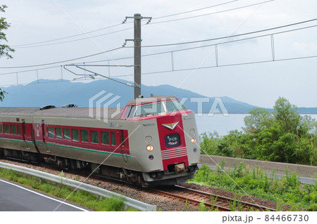 宍道湖を背景に山陰本線を駆け抜ける381系特急「やくも」号_2021/8/11撮影 84466730