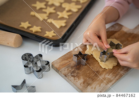 クッキーを作る子供の手 クッキーを作る子供の手 84467162