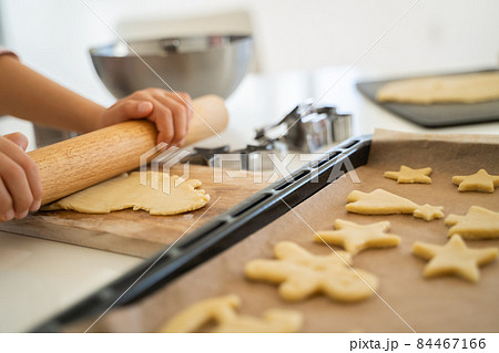 クッキーを作る子供の手 84467166