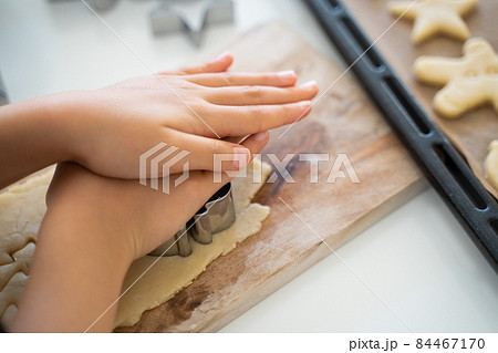 クッキーを作る子供の手 84467170