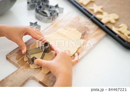 クッキーを作る子供の手 84467221