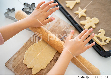 クッキーを作る子供の手 84467231