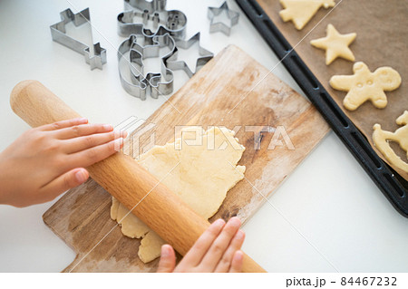 クッキーを作る子供の手 84467232