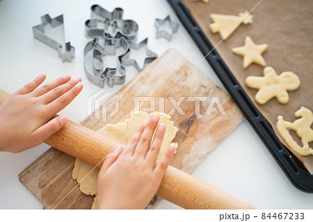 クッキーを作る子供の手 84467233