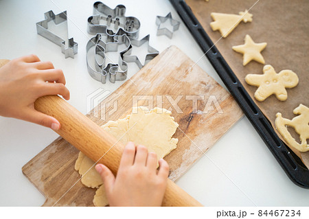 クッキーを作る子供の手 84467234