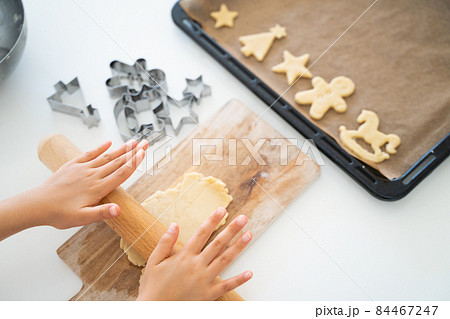 クッキーを作る子供の手 クッキーを作る子供の手 84467247