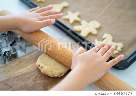 クッキーを作る子供の手 84467277