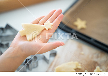 クッキーを作る子供の手 84467283
