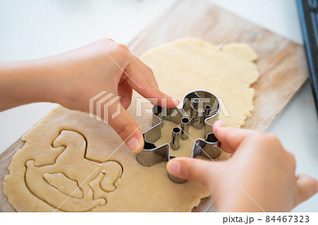 クッキーを作る子供の手 84467323