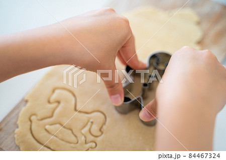 クッキーを作る子供の手 クッキーを作る子供の手 84467324