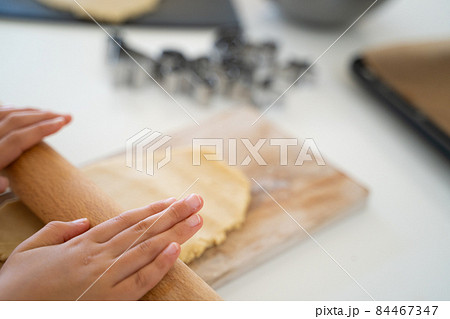 クッキーを作る子供の手 84467347