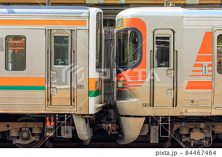 名古屋駅に停車中の313系8000番台と211系5000番台併結の列車の写真素材