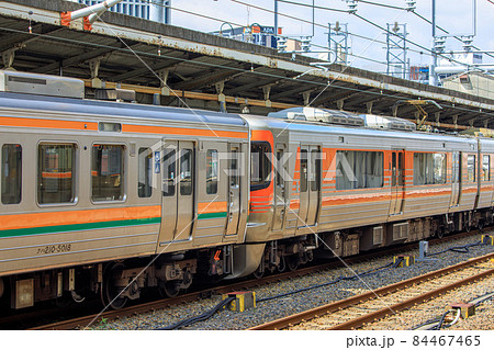 名古屋駅に停車中の313系8000番台と211系5000番台併結の列車 名古屋駅に停車中の313系8000番台と211系5000番台併結の列車 84467465