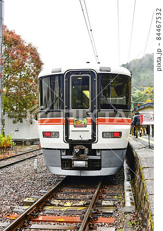 雨の秘境駅巡り、東栄駅に停車中の飯田線秘境駅号 雨の秘境駅巡り、東栄駅に停車中の飯田線秘境駅号 84467532
