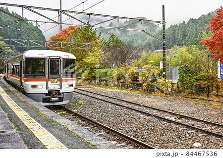 雨の秘境駅巡り、東栄駅に停車中の飯田線秘境駅号 雨の秘境駅巡り、東栄駅に停車中の飯田線秘境駅号 84467536