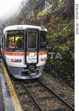 雨の秘境駅巡り、金野駅に停車中の飯田線秘境駅号 雨の秘境駅巡り、金野駅に停車中の飯田線秘境駅号 84467628
