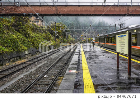 雨の秘境駅巡り、平岡駅に停車中の飯田線秘境駅号 雨の秘境駅巡り、平岡駅に停車中の飯田線秘境駅号 84467671