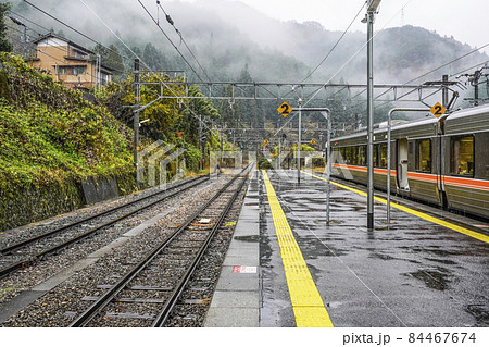 雨の秘境駅巡り、平岡駅に停車中の飯田線秘境駅号 雨の秘境駅巡り、平岡駅に停車中の飯田線秘境駅号 84467674