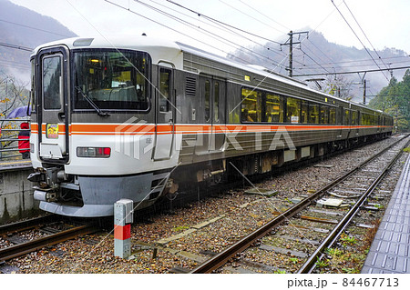 雨の秘境駅巡り、伊那小沢駅に停車中の飯田線秘境駅号 雨の秘境駅巡り、伊那小沢駅に停車中の飯田線秘境駅号 84467713