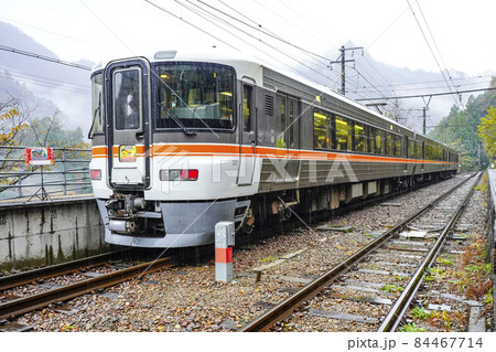 雨の秘境駅巡り、伊那小沢駅に停車中の飯田線秘境駅号 雨の秘境駅巡り、伊那小沢駅に停車中の飯田線秘境駅号 84467714