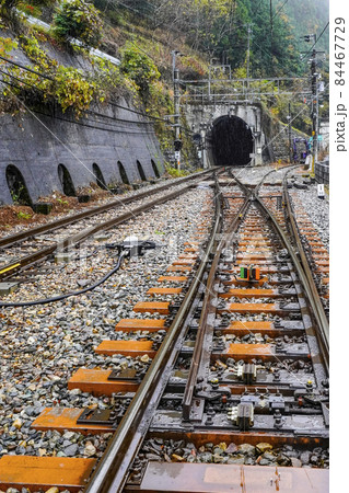 飯田線秘境駅、伊那小沢駅から豊橋方面を望む 84467729