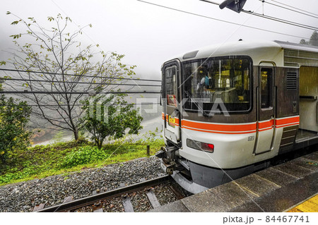 雨の秘境駅巡り、中井侍駅に停車中の飯田線秘境駅号 雨の秘境駅巡り、中井侍駅に停車中の飯田線秘境駅号 84467741