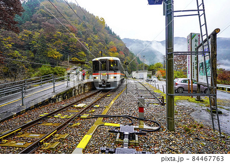 雨の秘境駅巡り、大嵐駅に停車中の飯田線秘境駅号 雨の秘境駅巡り、大嵐駅に停車中の飯田線秘境駅号 84467763