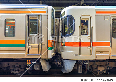 名古屋駅に停車中の313系と211系5000番台併結の列車の写真素材