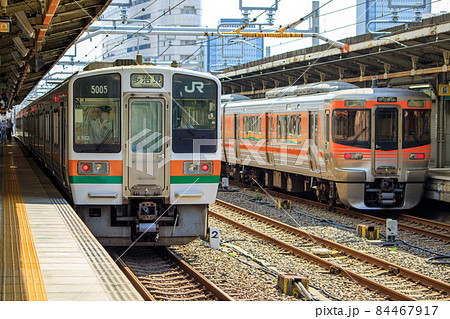 名古屋駅に停車中の313系8000番台と211系5000番台 名古屋駅に停車中の313系8000番台と211系5000番台 84467917