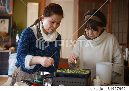 たこやきを焼く女性 84467962