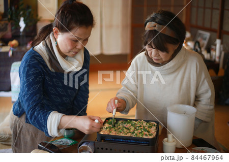 たこやきを焼く女性 84467964