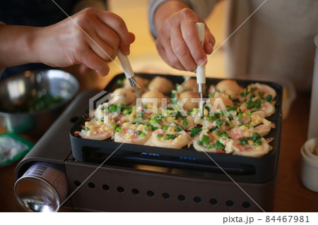 たこやきを焼く女性 84467981
