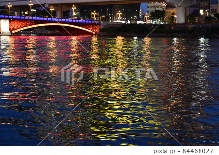 隅田川夜景、吾妻橋と川面 84468027