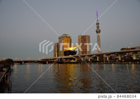 隅田川夕景、吾妻橋と東京スカイツリーと金の炎 84468034