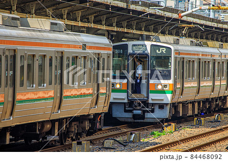 名古屋駅にて解結作業中の中央線211系電車 名古屋駅にて解結作業中の中央線211系電車 84468092