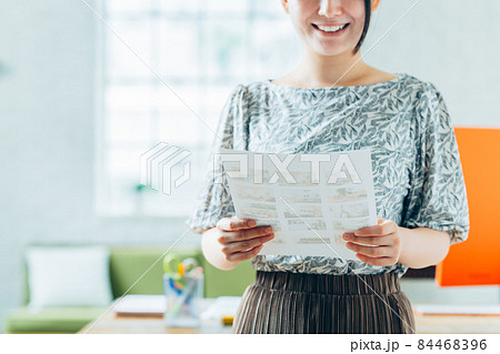 オフィスで働く若い女性 オフィスで働く若い女性 84468396