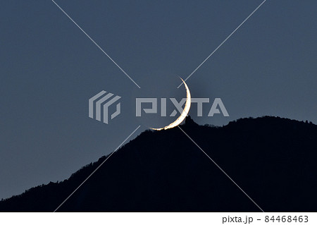 北斗市武川町、鳳凰三山地蔵ヶ岳オベリスクに掛かる三日月（月齢2.2） 84468463