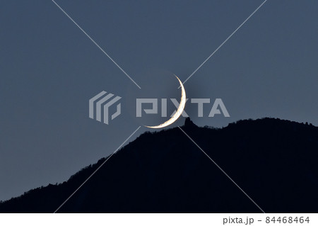 北斗市武川町、鳳凰三山地蔵ヶ岳オベリスクに掛かる三日月（月齢2.2） 84468464
